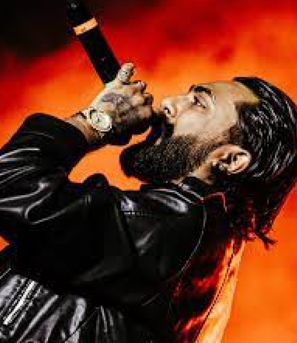 m-zee bella on stage